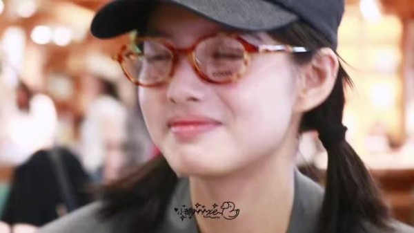 艾米女足杀青后现身机场，黑西装造型引热议