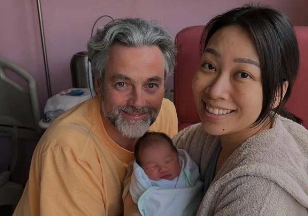 恭喜！香港知名富家千金宣布剖腹生下混血男婴，时隔三年再当妈妈