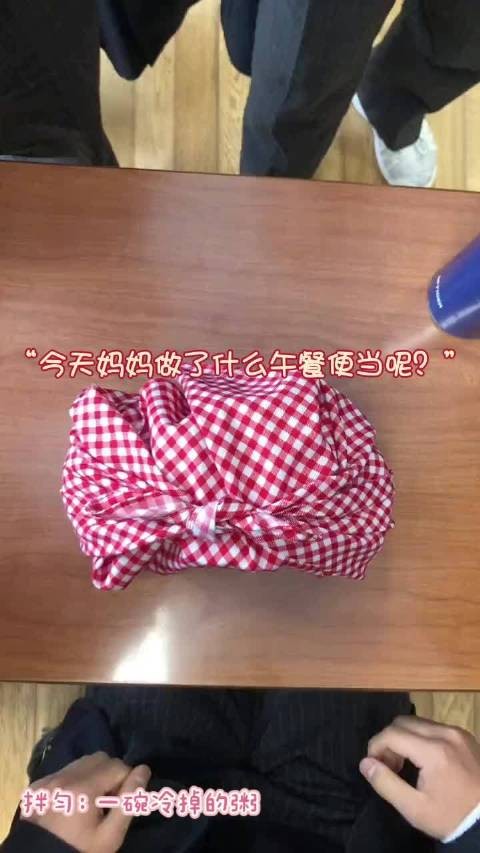 抖上有个账号thanks_mother,账号主人是个普通的日本高中男生