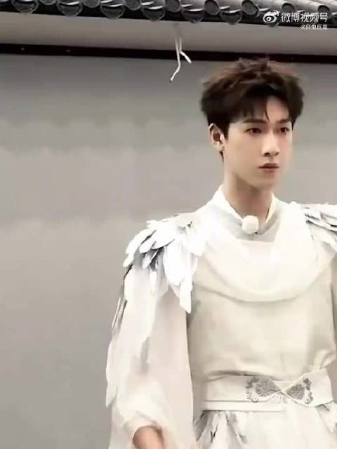 李昀锐白衣少年亮相巴黎男装周,清爽氧气感十足