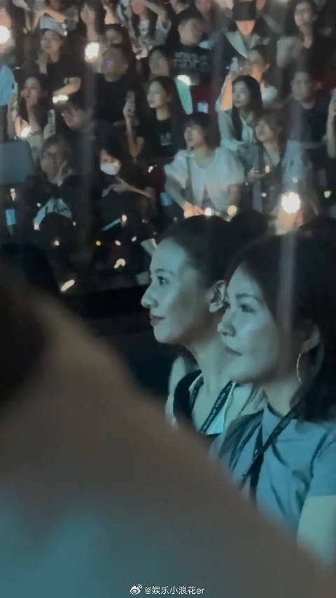 有网友在权志龙演唱会现场偶遇了高圆圆,原来圆圆姐也喜欢权志龙!