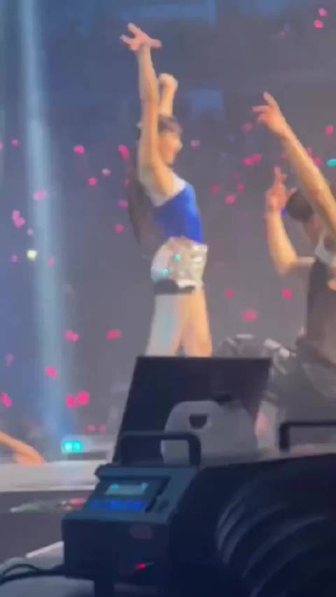 前排感受下Lisa的舞蹈演出，这身材真的超级修长