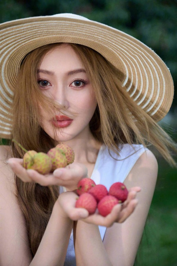 张天爱手捧荔枝拍照，秒变田园风美人。