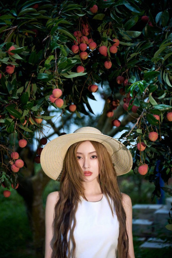 张天爱五官精致，美貌迷人。