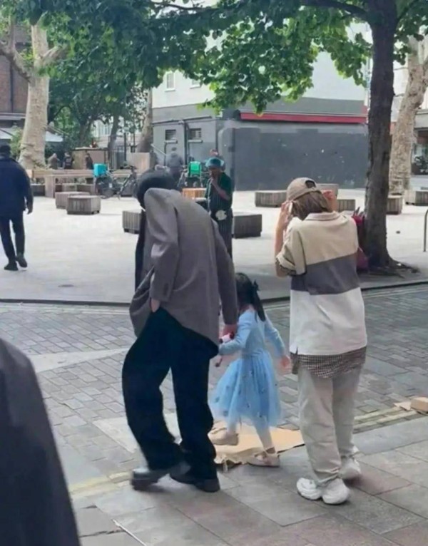 唐艺昕与女儿英国度假照曝光，爱情与家庭的甜蜜瞬间