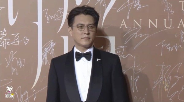 靳东 中国时尚产业盛典 红毯 黑色西装眼镜look，沉稳气场与优雅风度交织！