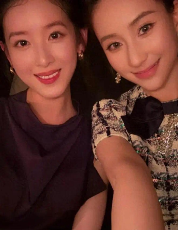 章泽天回国视察深圳京东项目！礼服造型惊艳全场，何超莲抢着合影