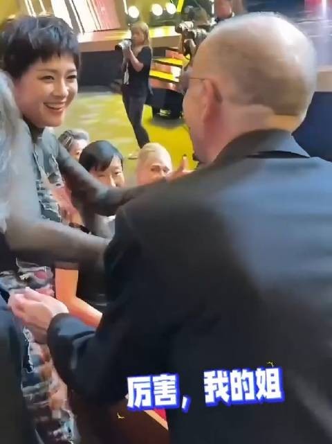 上影节候场看明星咖位,章子怡获主席接待拥抱,杨幂不敢站c位