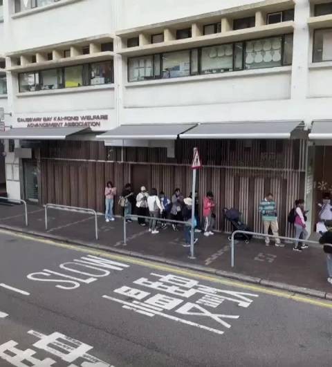 有网友在香港偶遇方媛接孩子,大家都很有边界感,没有去围观
