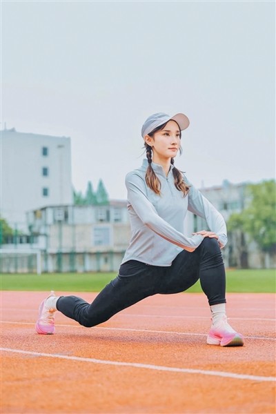 马拉松国际健将李美珍在进行拉伸。 李美珍供图