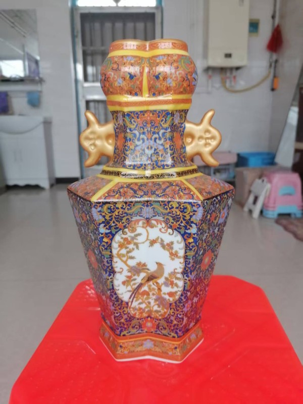 雍正御制珐琅彩描金花鸟纹双耳瓶：盛世瓷韵，御窑珍品