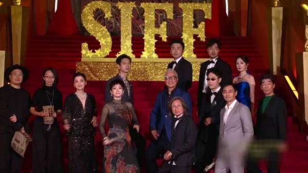 上海电影节开幕刘德华携双片亮相,雷佳音连走两场红毯