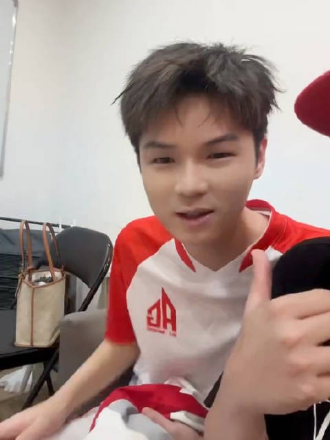 害羞领域 打完招呼镜头一转马上跑