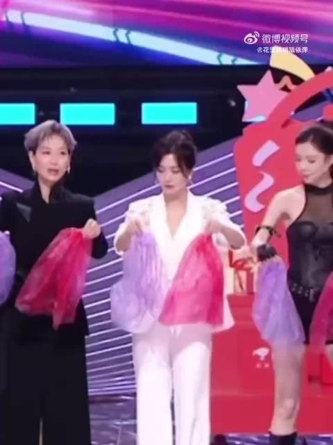 李晟玩抓七袋游戏忙到重影，与SAS姐姐团搞笑配合