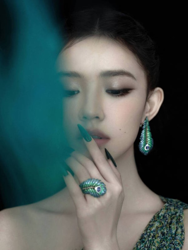 搜狐娱乐讯 近日，一组林允新中式氛围感大片曝光。