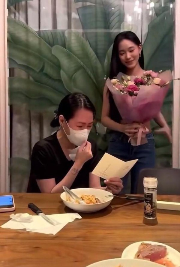 仨女儿陪小S庆生好幸福，小S感动落泪，二女儿回应暂不进娱乐圈