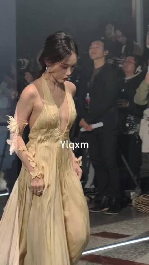 李一桐，性感走秀