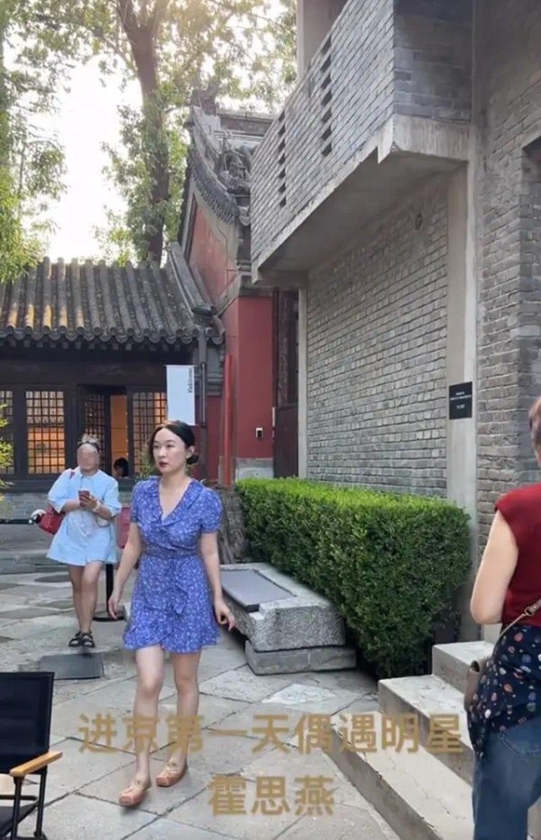 霍思燕被偶遇，看着并不胖也就110斤，发缝好大鼻子上多了颗痣