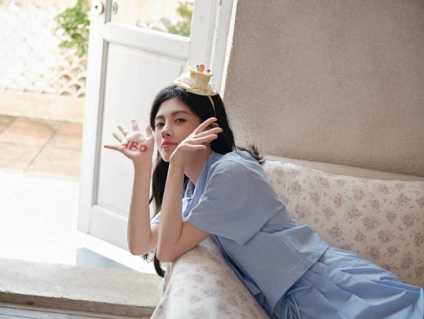 鞠婧祎在手上写着“HBD”，祝自己生日快乐。