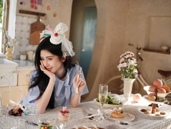 鞠婧祎化身蛋糕少女，十分甜美可爱。