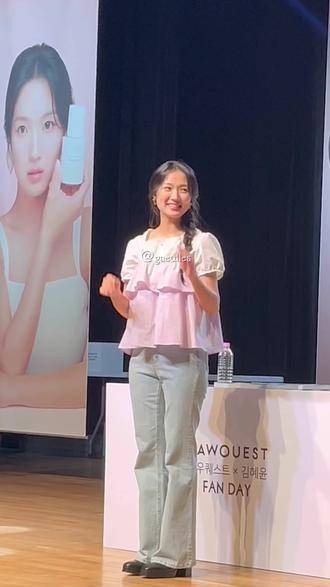 惠奫麻花辫造型亮相rawquest签售会