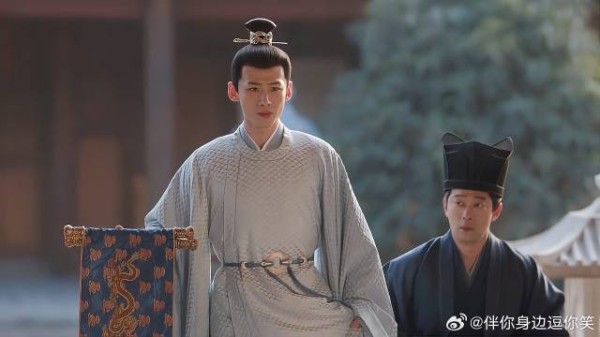 元英生病晕倒 闭府中请不了太医,不料下一秒开府