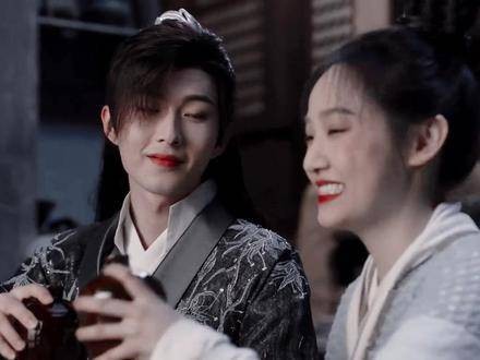 卓澜江对女主表白时毫不慌乱，但与小笙在一起时却总是紧张不安