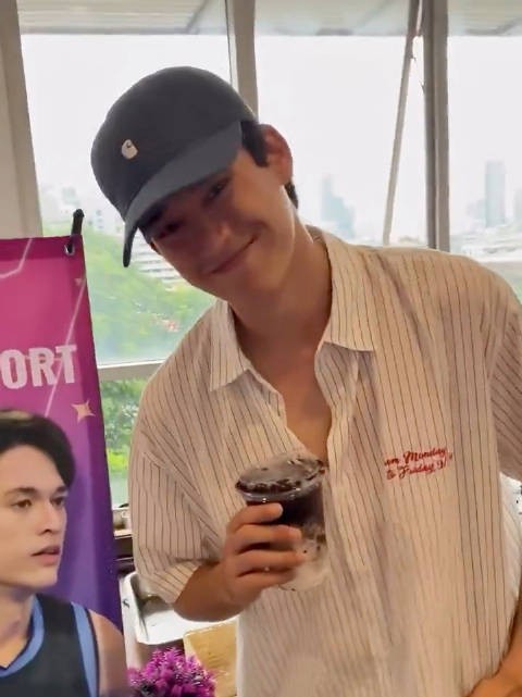没换衣服…和打底不见了……emmmm..