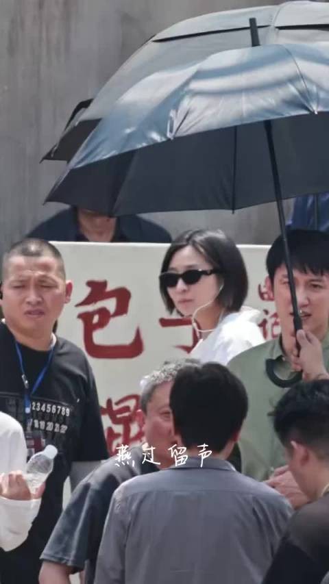 哇，黄boss遇见老戏骨～聊得蛮开心的嘛，景瑜脸上咋了？