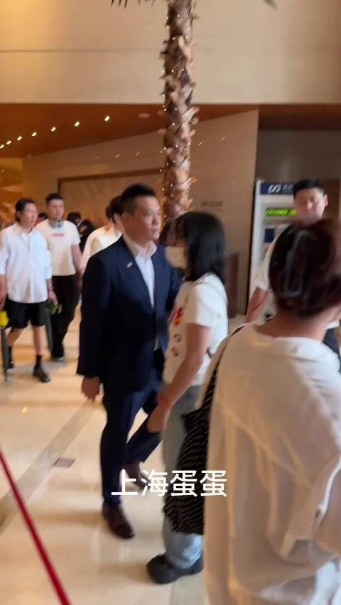 黄晓明白色西装造型亮相上海电影节，这状态看来是完全走出叶珂风波了