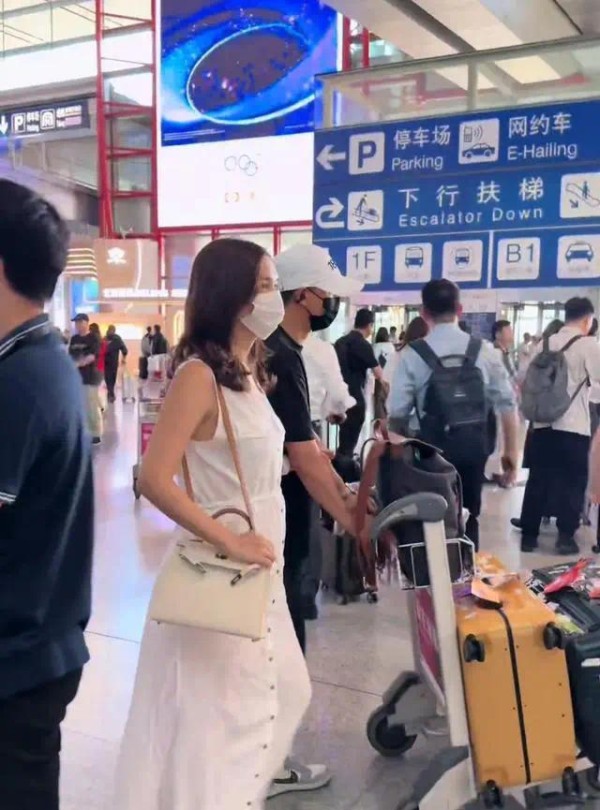 40岁卢靖姗穿孕妇装现身机场，韩庚全程保护爱妻，儿女双全真幸福