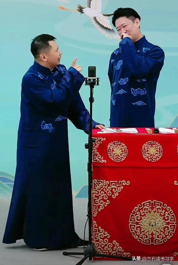 何云伟台上失误，曹云金无力救场，只能抱怨：你这人注定成不了大器