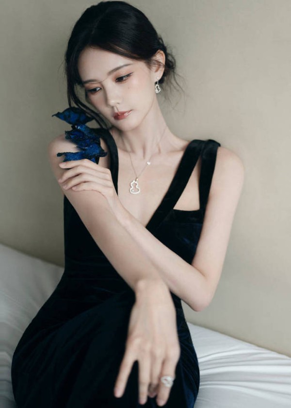 李一桐深V礼服+全包眼线！骨感身材A爆全场