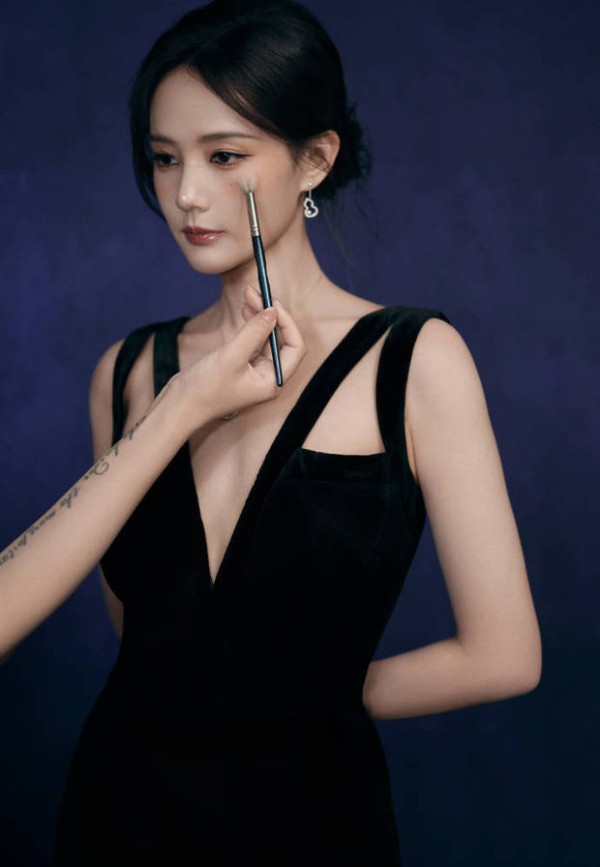 化妆刷轻轻扫在李一桐的脸上。