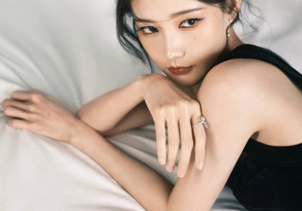 李一桐化全包眼线。