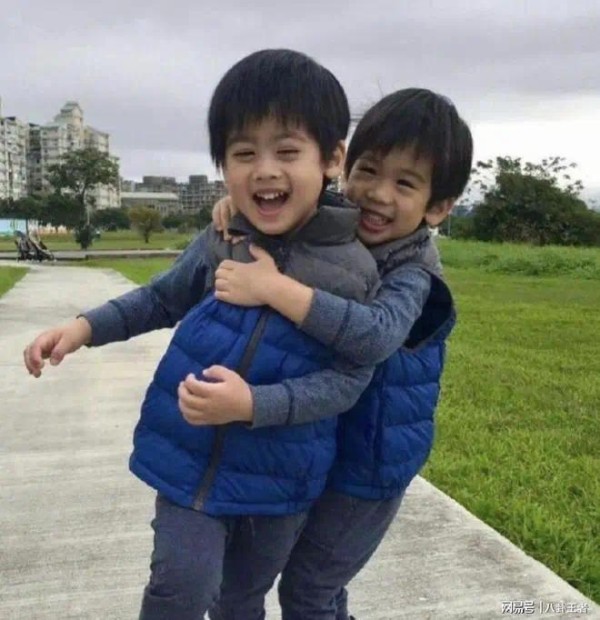 陈若仪一家5口出游！Kimi又高又壮像野人，林志颖脸色苍白仍虚弱