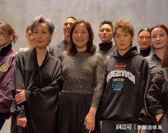 叶童目不转睛看着王曼昱，满眼都是欣赏和喜欢，王曼昱害羞脸红！