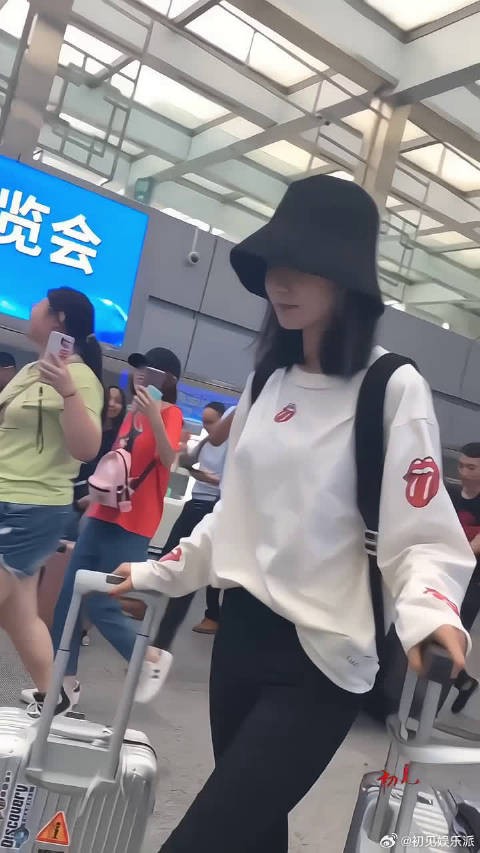 明星都是低着头走路