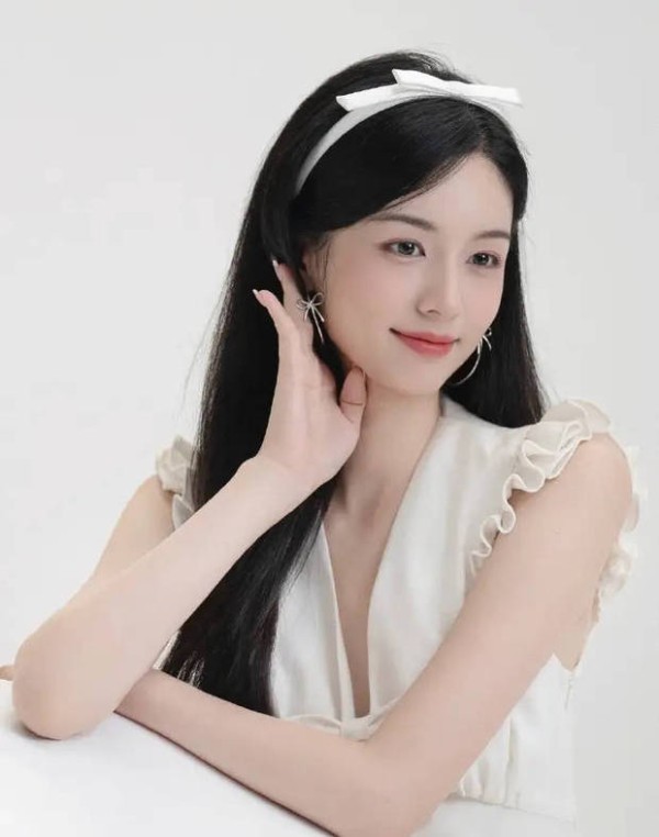 周也黑发粉唇。