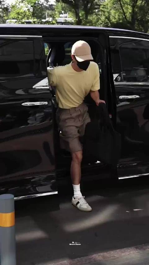 李昀锐启程巴黎时装周，清爽造型状态佳