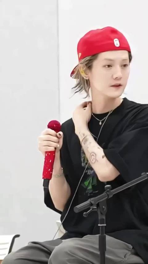 排练中的鹿晗好帅啊,最后那个吐舌头也很可爱,美甲也好看