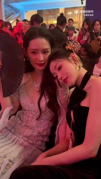 李沁细心地为张天爱遮挡胸前,两人之间的姐妹情真是令人羡慕