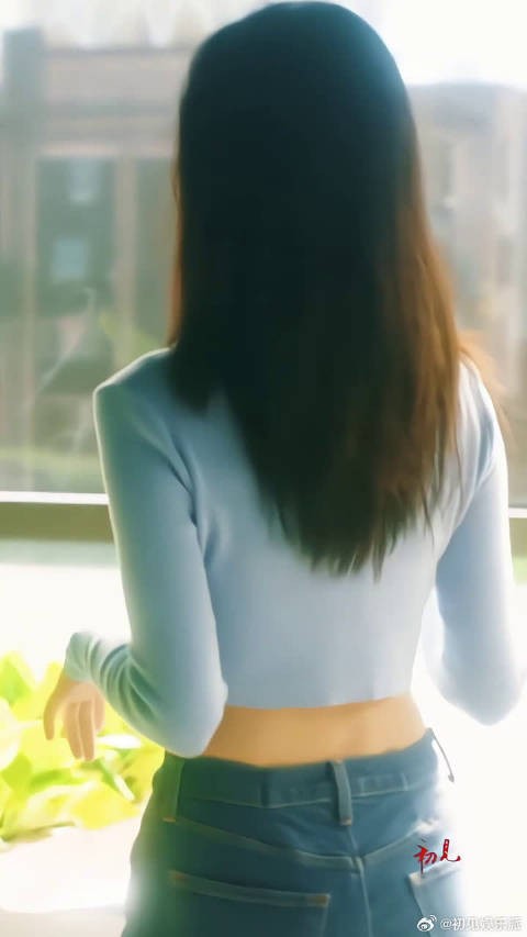 倪妮甜美笑容满面可爱