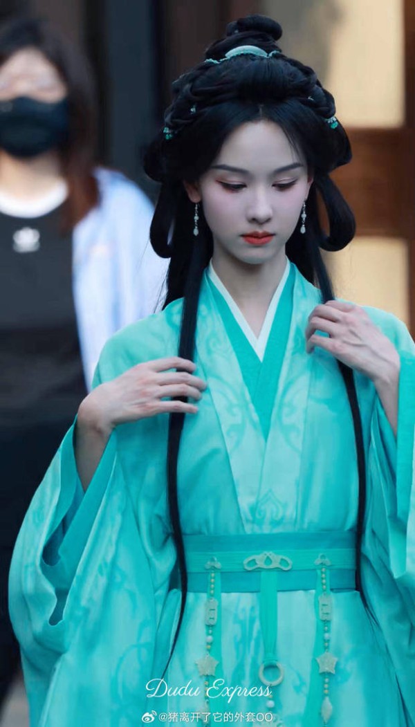 陈都灵蓝绿色古装造型美出圈！两缕秀发衬得温婉似画中人