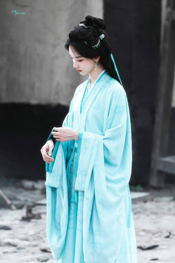陈都灵婀娜多姿。