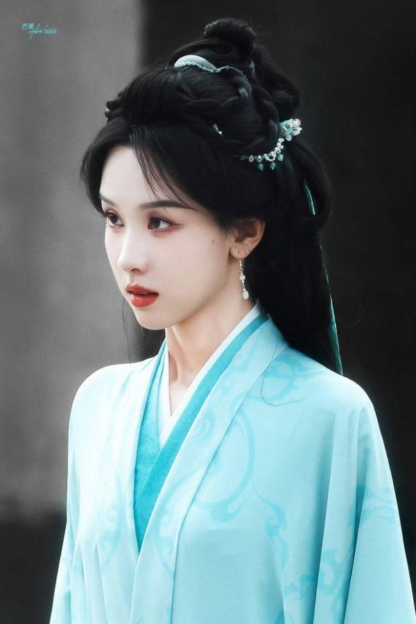 陈都灵妆容精致。