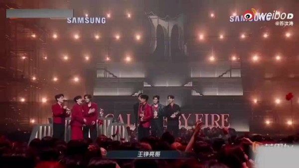 李克勤现身王铮亮演唱会兑现披哥承诺