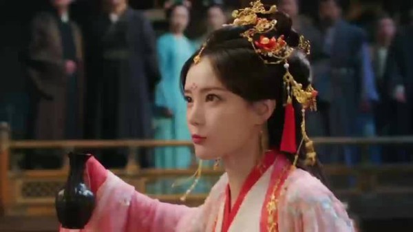 李一桐书卷一梦颠覆形象,砸酒瓶片段引热议