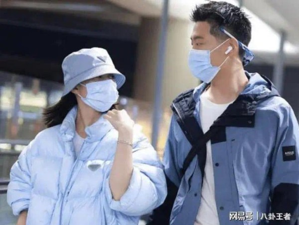 窦骁借子上位！何超莲穿着宽松遮孕肚，晒孕妇妊娠油，足足有4瓶
