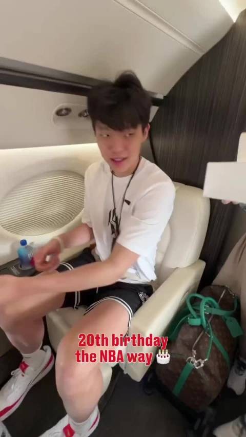 杨瀚森私人专机庆生，高空享甜甜圈冰淇淋